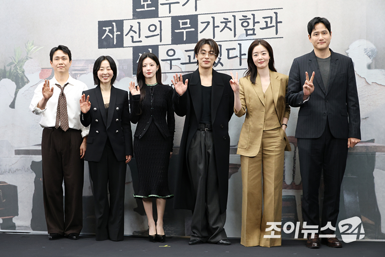 배우 오정세, 강말금, 고윤정, 차영훈 PD, 배우 구교환, 한선화, 박해준이 17일 오후 서울 마포구 상암동 스탠포드 호텔에서 열린 JTBC 새 토일드라마 '모두가 자신의 무가치함과 싸우고 있다' 제작발표회에 참석해 포즈를 취하고 있다. [사진=문수지 기자]