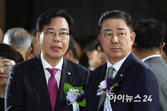 송언석 국민의힘 비대위원장 겸 원내대표와 김병기 더불어민주당 당대표 직무대행 겸 원내대표가 17일 서울 여의도 국회에서 열린 제77주년 제헌절 경축식에서 대화를 나누고 있다. [사진=곽영래 기자]