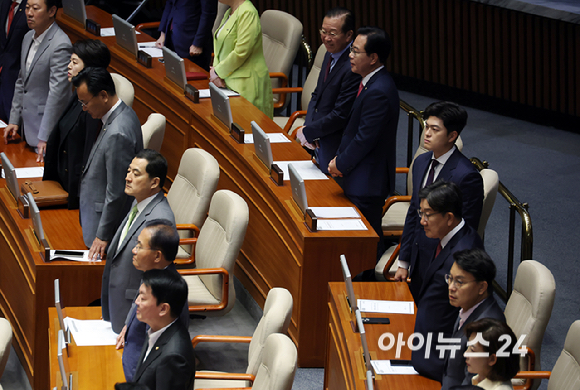 국민의힘 김용태 비상대책위원장과 송언석 원내대표 등 의원들이 26일 서울 여의도 국회에서 열린 본회의에서 시정연설을 하기 위해 이재명 대통령이 입장하자 일어서서 그를 지켜보고 있다. [사진=국회사진기자단]