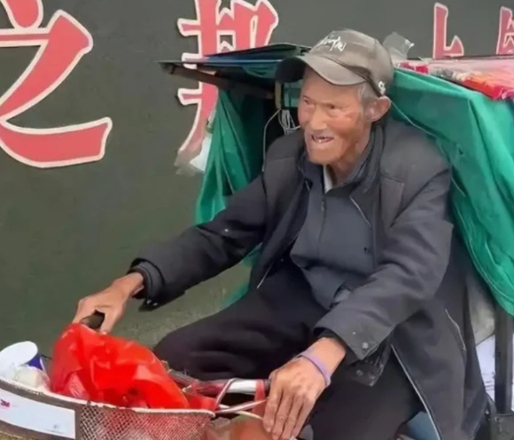 교통사고로 가족을 모두 잃은 90대 노인이 30년 가까이 자전거로 중국 전역을 떠돌며 살아온 사연이 전해졌다. 사진은 AI 생성 이미지로, 본 기사 내용과 무관. [사진=챗GPT]