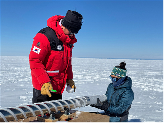 국제 공동연구팀이 빙하코어를 살펴보고 있다 [사진=극지연구소/ Dr. Peter Neff]