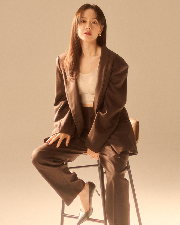 배우 손예진이 영화 '어쩔수가없다' 인터뷰에 앞서 포즈를 취하고 있다. [사진=엠에스팀엔터테인먼트]