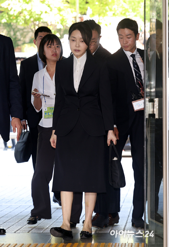 자본시장과 금융투자업에 관한 법률 위반, 정치자금법 위반, 특정범죄 가중처벌 등에 관한 법률 위반(알선수재) 등의 혐의를 받는 윤석열 전 대통령 부인 김건희 씨가 12일 오전 서울 서초구 서울중앙지법에서 열린 구속 전 피의자 심문(영장실질심사)에 출석하고 있다. [사진=사진공동취재단]