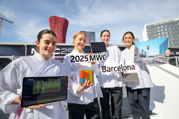 MWC25가 열릴 스페인 바르셀로나 피라 그란비아 전시장 앞에서 KT 모델들이 K-AI가 적용된 대한민국의 일상을 소개하고 있다. [사진=KT]
