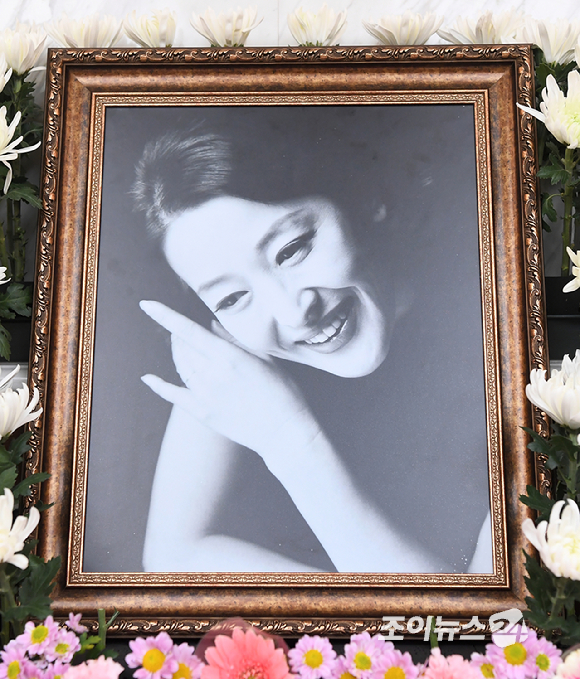 뇌종양으로 투병 중 별세한 배우 윤석화의 빈소가 19일 서울 신촌세브란스병원 장례식장에 마련됐다. [사진=사진공동취재단]