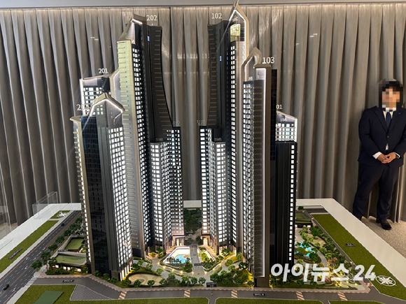 삼성물산은 14일 홍보관에서 열린 기자설명회에서 경쟁사인 포스코이앤씨가 제안한 입찰 제안 이미지와 실제 준공 결과가 달라질 수 있다는 점을 강조하며, 자사 설계의 실현 가능성과 인허가 안정성을 부각했다. [사진=김민지 기자]