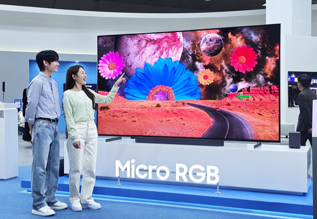 월드IT쇼 2026 삼성전자관에서 관람객들이 '마이크로 RGB'의 화질을 체험하고 있는 모습. [사진=삼성전자]