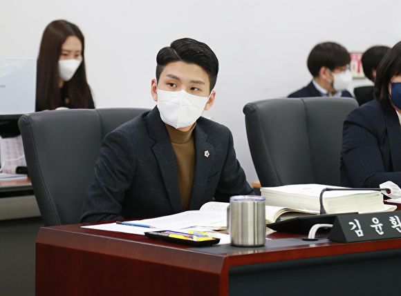 성남시의회 김윤환 의원이 지난 2일 교육청소년과 행정사무감사에서 질의를 하고 있다. [사진=성남시의회]