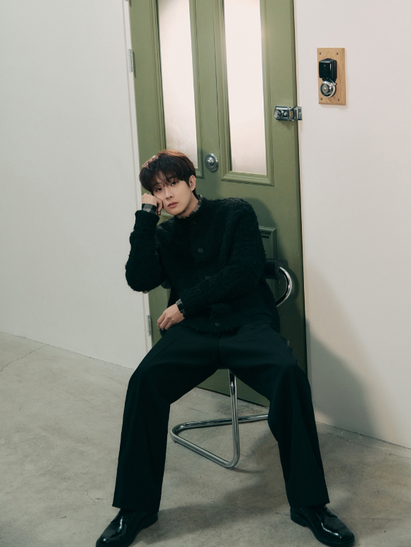 배우 최우식이 최근 서울 모처에서 진행된 넷플릭스 '멜로무비' 인터뷰에서 포즈를 취하고 있다. [사진=넷플릭스]