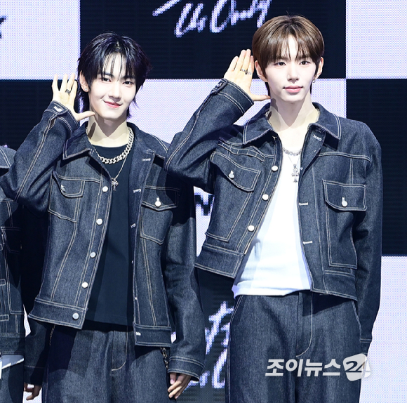 3일 오후 서울 광진구 광장동 예스24라이브홀에서 신인 보이그룹&nbsp;튜넥스(TUNEXX)&nbsp;첫 번째 미니 앨범 '셋 바이 어스 온리'(SET BY US ONLY) 발매 기념 쇼케이스가 열렸다.&nbsp;튜넥스 시환-동규-인후가 포토타임을 갖고 있다. [사진=정소희 기자]