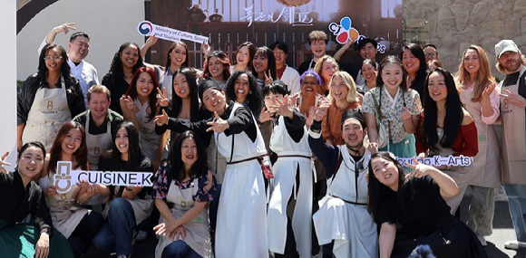 이달 4일 미국 LA에서 열린 CJ제일제당 'K-쿠킹 클래스 바이 퀴진케이' 참가자들이 단체 사진을 찍고 있다. [사진=CJ제일제당 제공]
