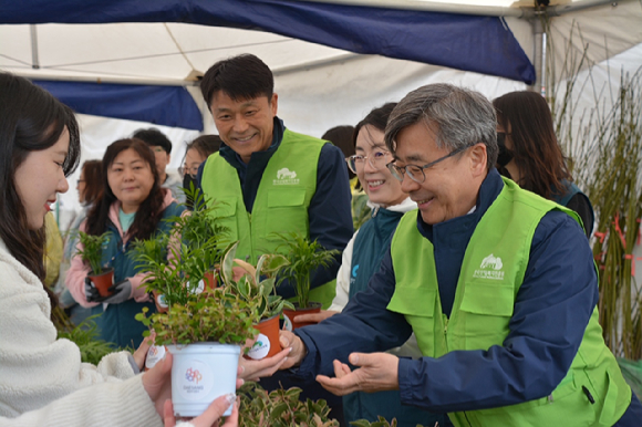 26일 청계광장에서 열린 '2024 희망의 나무 나누기 행사'에서 남태헌 한국산림복지진흥원장이 국민들에게 탄소 저감 나무를 나눔하고 있다. [사진=한국산림복지진흥원/산림청]