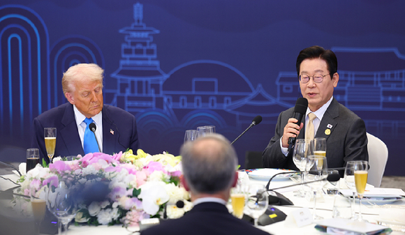 이재명 대통령이 29일 경북 경주 힐튼호텔 그랜드볼룸에서 열린 이 대통령 주최 정상 특별만찬에서 환영사를 하고 있다. 왼쪽은 도널드 트럼프 미국 대통령. 2025.10.29 [사진=연합뉴스]