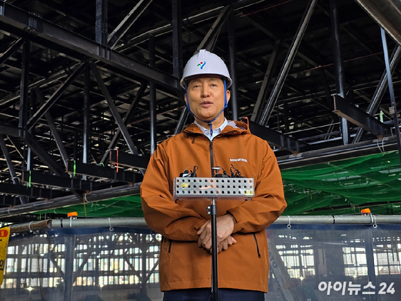오세훈 서울시장이 15일 오후 서울 도봉구 창동 서울아레나 공사 현장을 둘러본 후 기자들과 만난 자리에서 발언하고 있다. [사진=김한빈 기자]