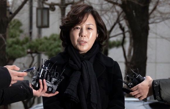 강선우 무소속(전 더불어민주당) 의원에게 '공천헌금' 1억원을 전달한 혐의를 받는 김경 서울시의원(강서1)이 피의자 신분으로 조사를 받기 위해 1월 15일 서울경찰청 공공범죄수사대로 출석하며 취재진 질문에 답하고 있다. [사진=연합뉴스]