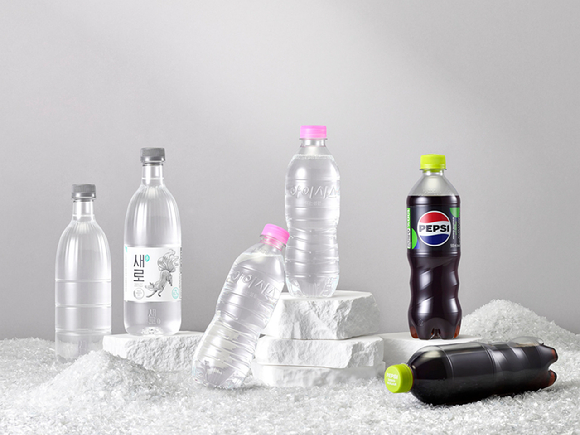 기계적 재활용 페트(MR-PET)로 만든 재생 플라스틱이 100% 적용된 새로, 아이시스, 펩시 제로슈거 라임 제품. [사진=롯데칠성음료]