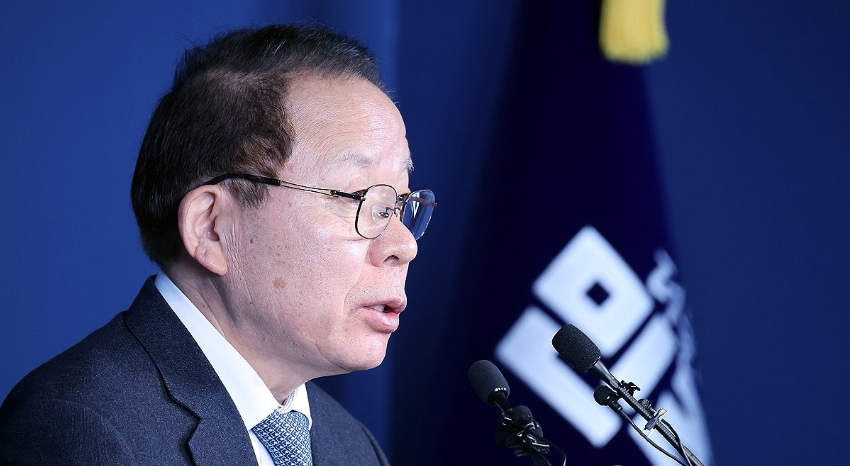 더불어민주당 김이수 공천관리위원장이 20일 서울 영등포구 여의도 중앙당사에서 6&middot;3 지방선거 대전시장 및 충남지사 공천 심사 결과를 발표하고 있다. [사진=연합뉴스]