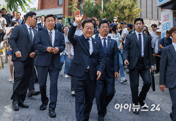 이재명 더불어민주당 후보가 29일 서울 서대문구 신촌동 주민센터에서 제 21대 대통령선거 사전투표를 마치고 나오며 손을 들어 인사하고 있다. [사진=곽영래 기자]