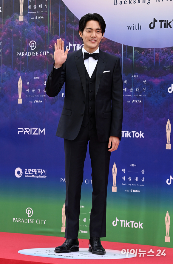 배우 송혜교(왼쪽 위부터 시계방향으로), 박성훈, 김히어라, 김건우, 임지연이 28일 오후 인천 파라다이스시티에서 열린 제59회 백상예술대상 레드카펫에서 포즈를 취하고 있다. [사진=김성진 기자]