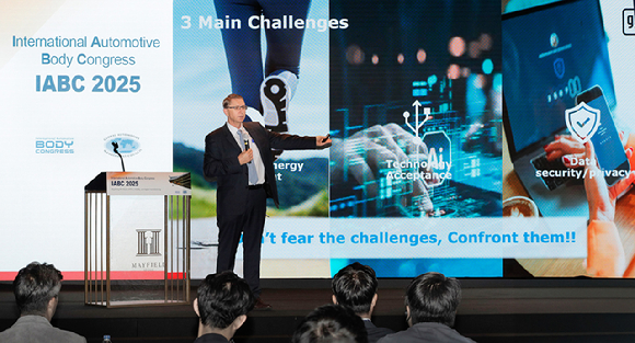 브라이언 맥머레이 지엠테크니컬센터코리아 사장이 지난 5일 서울 메이필드호텔에서 열린 'IABC 2025 서울'에서 환영사를 하고 있다. [사진=GM]