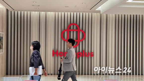 지난달 19일 김병주 MBK 회장 비공개 면담을 앞두고 관계자들이 서울 강서구 홈플러스 본사로 들어가고 있다. [사진=진광찬 기자]