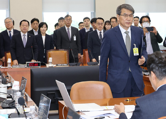 노태악 전 중앙선거관리위원장이 23일 국회에서 열린 투표용지 부족사태 등 국민참정권 침해 진상규명 및 선거관리 개혁을 위한 국정조사 특위 전체회의에서 윤상현 위원장에게 선서문을 전달하기 위해 이동하고 있다. 2026.6.23 [사진=연합뉴스]