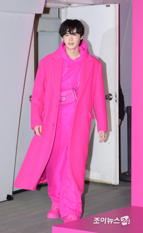 배우 이종석이 21일 오후 서울 웨이브 아트센터에서 열린 발렌티노 PINK PP 컬렉션 런칭 기념 포토월 행사에 참석하고 있다. [사진=정소희 기자]