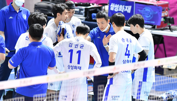 삼성화재 고준용(왼쪽)이 26일 열린 대한항공과 2022 순천&middot;도드람컵 프로배구대회 남자부 B조 조별리그 최종전 도중 상대 블로킹 사이로 스파이크를 시도하고 있다. [사진=한국배구연맹(KOVO)]