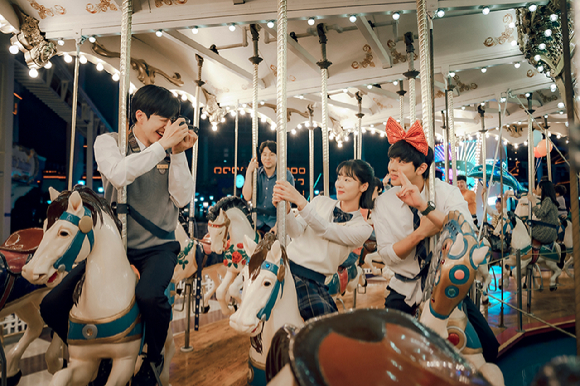 배우 강훈이 넷플릭스 시리즈 '너의 시간 속으로'(감독 김진원/ 원작 '상견니') 인터뷰에 앞서 포즈를 취하고 있다. [사진=넷플릭스]