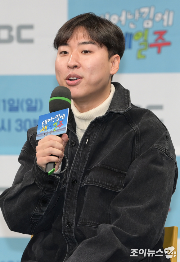 웹툰작가 기안84와 배우 이시언이 9일 오후 서울 마포구 상암동 MBC 사옥에서 열린 MBC 신규 예능 프로그램 '태어난 김에 세계일주' 제작발표회에 참석하고 있다. [사진=정소희 기자]