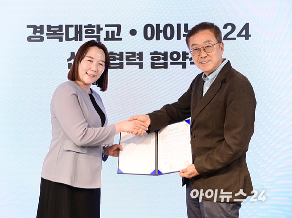 종합경제미디어 아이뉴스24와 경복대학교가 산학협력 협약을 맺었다. 27일 서울 성동구 성수동 K-POP 체험 플랫폼 케이팝아케이드에서 진행된 협약식에서 이창호 아이뉴스24 대표(오른쪽)와 안지아 경복대학교 영상미디어콘텐츠과 교수(홍보센터 센터장)가 기념촬영을 하고 있다. [사진=정소희 기자]