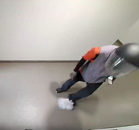 한 배달원이 음식을 바닥에 내려놓은 뒤 발로 차는 모습이 폐쇄회로(CC)TV에 포착됐다. [사진=온라인 커뮤니티 캡처]