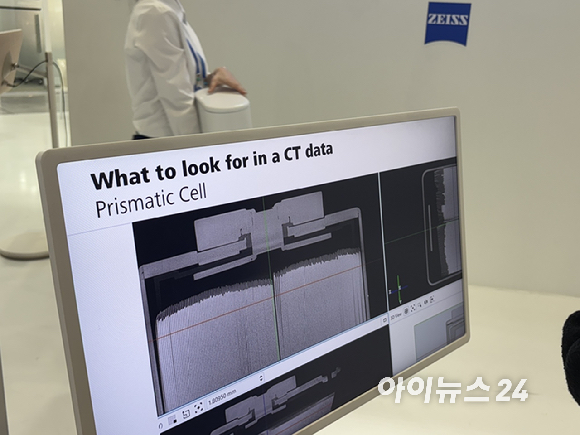 자이스(ZEISS)가 11일 인터배터리 2026 부스에서 산업용 CT 장비 'METROTOM'을 소개하고 있다. [사진=권서아 기자]