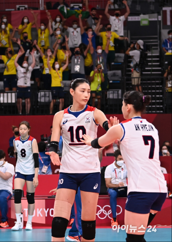 6일 오후 일본 도쿄 아리아케 아레나에서 열린 2020 도쿄올림픽 여자 배구 준결승 대한민국 대 브라질의 경기가 진행됐다. 한국 여자 배구대표팀이 세트스코어 0-3(16-25, 16-25, 16-25)으로 패배한 후 선수들과 하이파이브를 하고 있다.