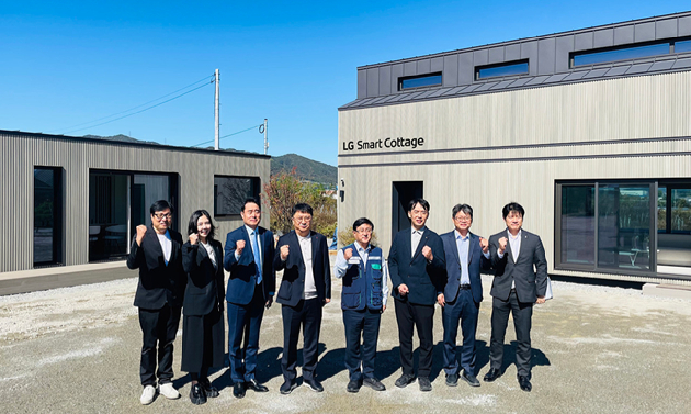 LG전자가 14일 충북 진천군에 위치한 'LG 스마트코티지 빌리지'에서 김성환 기후에너지환경부 장관에게 AI 가전과 냉난방공조(HVAC), 에너지 기술을 결합한 주거 솔루션을 소개했다. [사진=LG전자]
