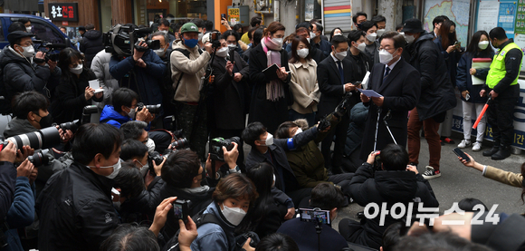 이재명 더불어민주당 대선후보가 4일 오전 서울 중구 소공동 주민센터에 마련된 사전투표소에서 제20대 대통령 선거 사전투표를 마친 후 소감을 전하고 있다. [사진=국회사진취재단]