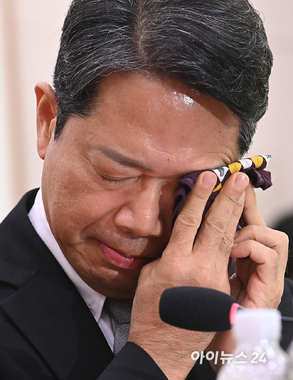 김승원 법무부 장관 후보자가 15일 서울 여의도 국회 법제사법위원회에서 열린 인사청문회에서 눈물을 훔치고 있다. [사진=곽영래 기자]