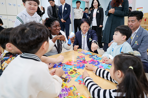 이병환 성주군수(가운데)가 '어린이집 원어민(외국인) 영어 특성화 교육사업'이 추진중인 어린이집에서 어린이들과 즐거운 한 때를 보내고 있다. [사진=성주군]