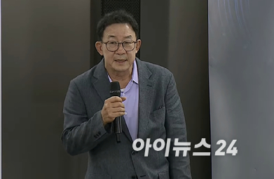 김정관 산업통상부 장관이 15일 서울 영등포구 SK증권빌딩에서 열린 토론회에서 참석자들과 기념 촬영하고 있다. 2026.7.15 [사진=산업통상부]