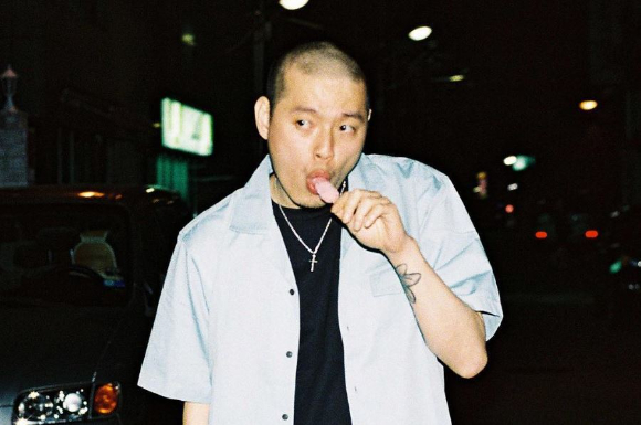 국내 최고 래퍼로 꼽히는 이센스(본명 강민호)가 강제추행 혐의로 재판에 넘겨진 사실이 뒤늦게 드러났다. 사진은 이센스. [사진=이센스 인스타그램]