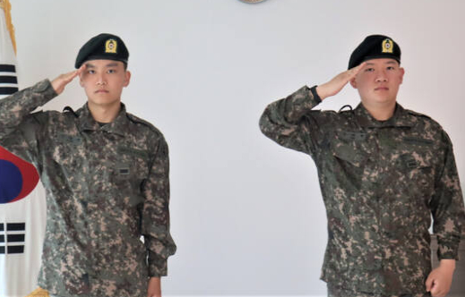 용인 처인구의 한 식당에서 20대 여성의 생명을 구한 (왼쪽부터) 김태현 일병, 김현재 일병이 주먹을 쥐고 있다. [사진=지상군작전사령부]