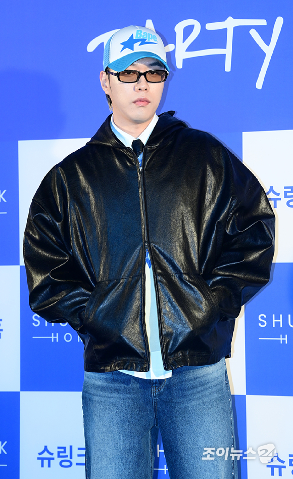가수 비와이가 28일 오후 서울 성동구 성수동 인근에서 열린 슈링크홈 리프투글로우 팝업스토어 오픈 행사에 참석하고 있다. [사진=정소희 기자]