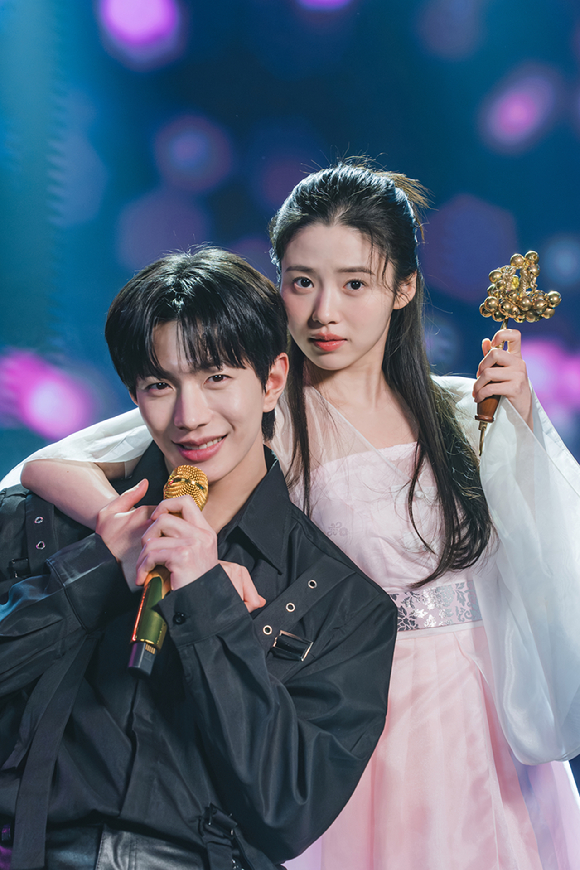 망돌이 된 최애가 귀신 붙어 찾아왔다 [사진=쇼박스 ]