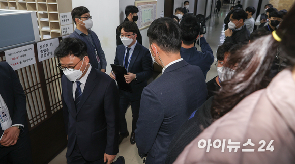 10일 오후 국회 법제사법위원회 앞에서 열린 국민의힘 긴급의원총회에서 추경호 (가운데) 원내수석부대표가 대장동 특혜 의혹에 대한 특검수용을 촉구하는 발언을 하고 있다. [사진=김성진 기자]