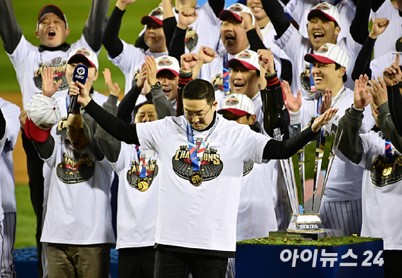 LG는 13일 잠실구장에서 벌어진 2023 신한은행 쏠 KBO KS 5차전에서 KT 위즈를 상대로 6-2로 승리를 거두고 29년 만에 한국시리즈 제패를 했다. 우승을 거둔 선수들이 기뻐하고 있다. [사진=곽영래 기자]