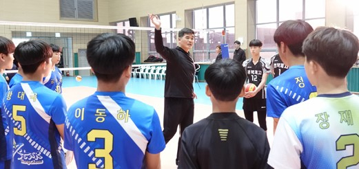 임도헌 한국 남자배구대표팀 감독이 지난 2019년 배구협회가 마련한 유소년 배구 교실에 일일 강사로 나서 유소년 선수들을 대상으로 지도하고 있다. [사진=대한민국배구협회]