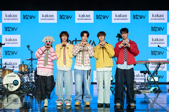 밴드 하츠웨이브(hrtz.wav : 윤영준, 리안, 데인, 케이텐, 하기와)가 8일 오후 서울 마포 문화비축기지에서 열리 데뷔 앨범 &lsquo;The First Wave(더 퍼스트 웨이브)&rsquo; 발매기념 쇼케이스에서 포토타임을 갖고 있다. [사진=카카오엔터테인먼]