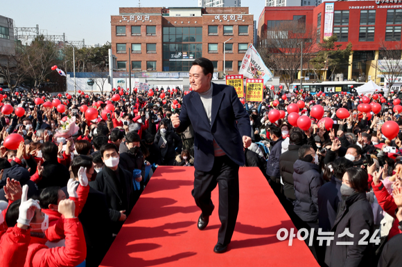 윤석열 국민의힘 대선후보가 7일 오전 경기도 구리역 광장에서 열린 "조선 왕조 500년 세계문화유산의 도시 구리의 품격" 경기 구리 유세에서 어퍼컷 세리머니를 하고 있다. [사진=김성진 기자]