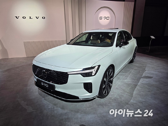 볼보자동차코리아가 2일 서울 광진구 그랜드워커힐 서울에서 신형 'XC90'과 'S90'을 공개하고 있다. [영상=김종성 기자]