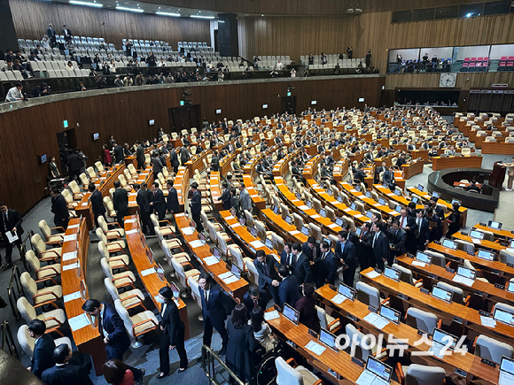 14일 오후 서울 여의도 국회에서 열린 본회의에서 '김건희 여사 특검법' 수정안에 대한 표결 직전 국민의힘 의원들이 퇴장하고 있다. [사진=정소희 기자]